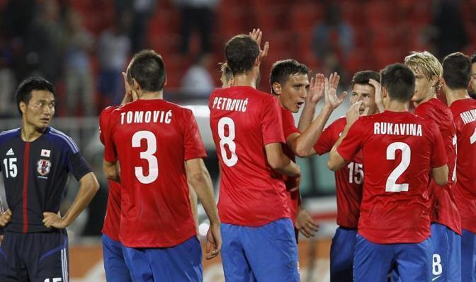 La Serbia festeggia dopo il gol.  